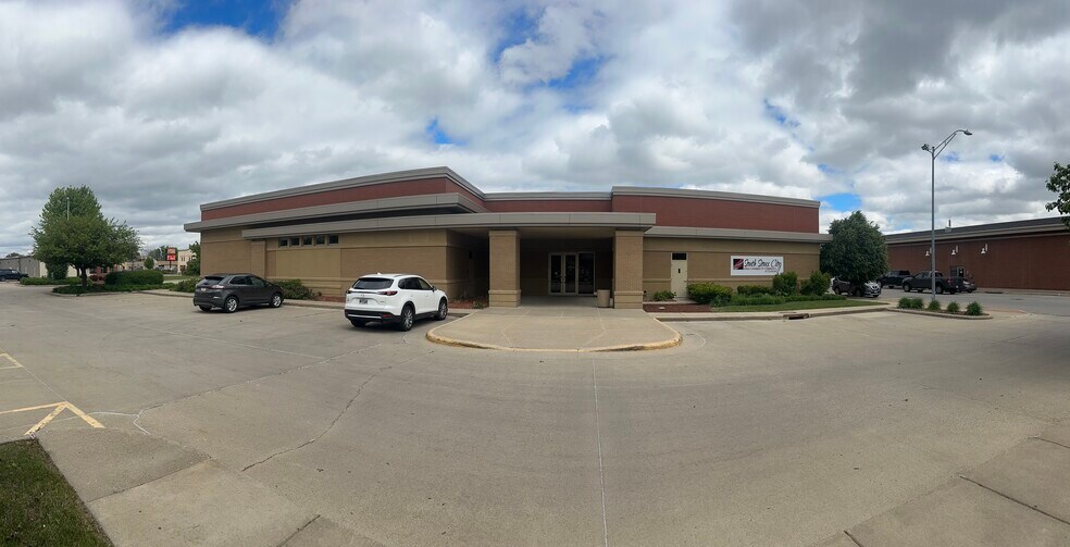 Primary Photo Of 2021 Dakota Ave, South Sioux City Office For Lease