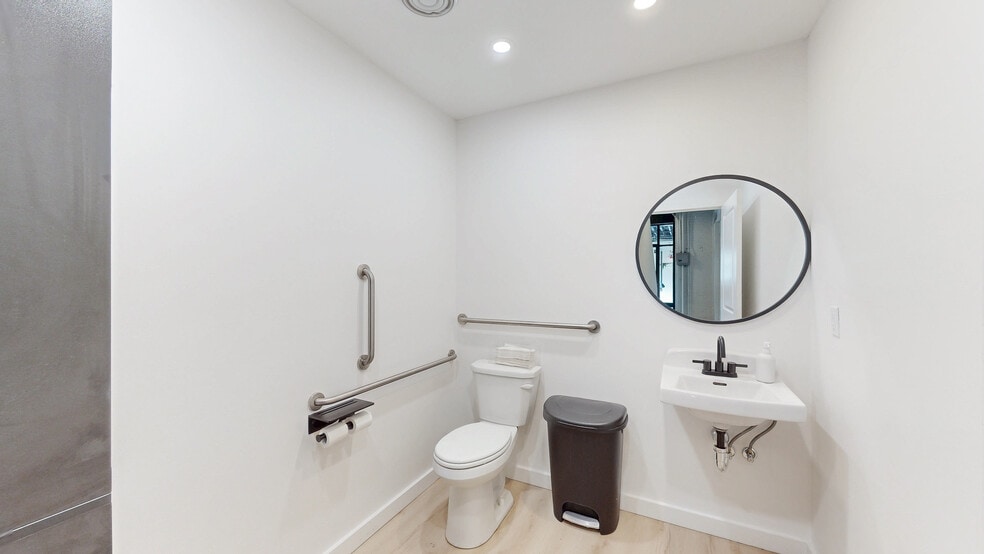 More Photos Of 2111 Center St, Cleveland Freestanding For Lease