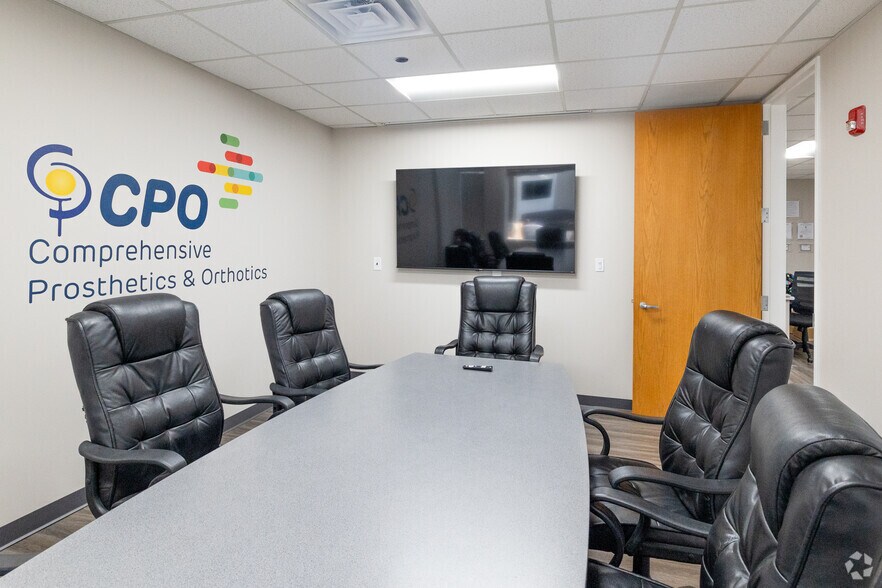 More Photos Of 387 Shuman Blvd, Naperville Medical For Lease