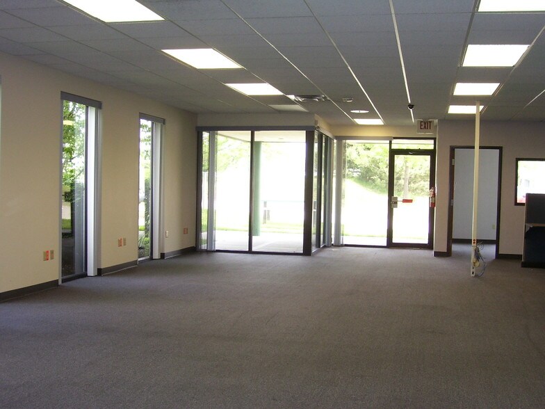More Photos Of 804 N Meadowbrook Dr, Olathe Office For Lease