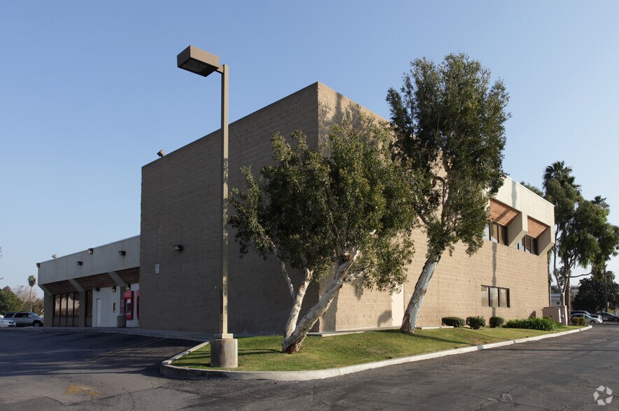 More Photos Of 5295 Arlington Ave, Riverside Bank For Lease