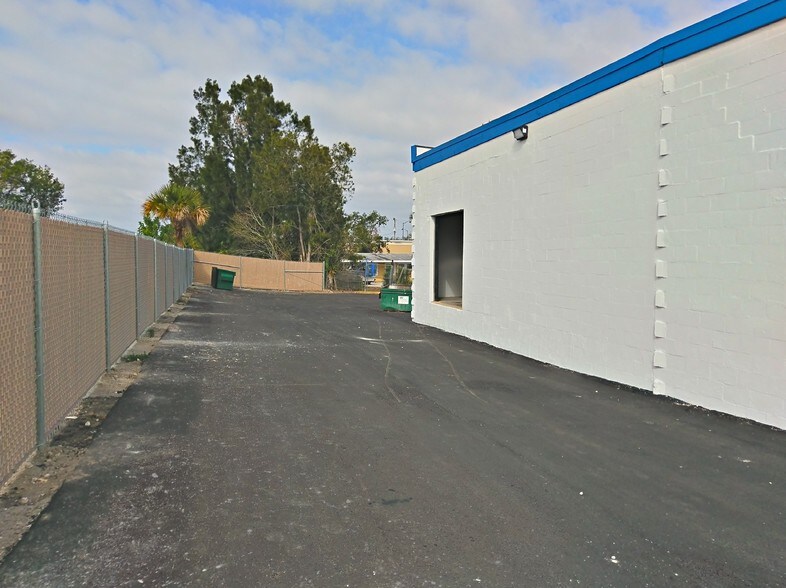 More Photos Of 951 N Cocoa Blvd, Cocoa Warehouse For Lease