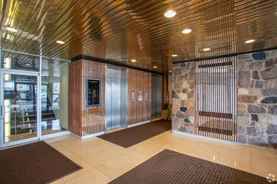 More Photos Of 4001 W Devon Ave, Chicago Office For Lease