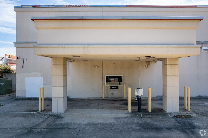 More Photos Of 1811 E Arkansas Ln, Arlington Freestanding For Sale