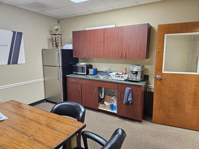 More Photos Of 1105 Old Buncombe Rd, Greenville Flex For Lease