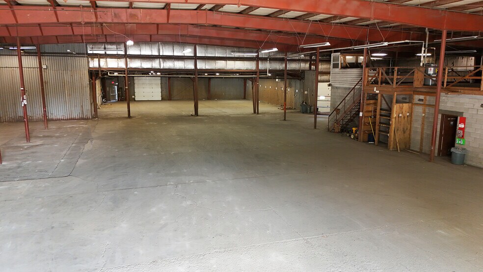 More Photos Of 14 Kraft Ave, Albany Warehouse For Lease