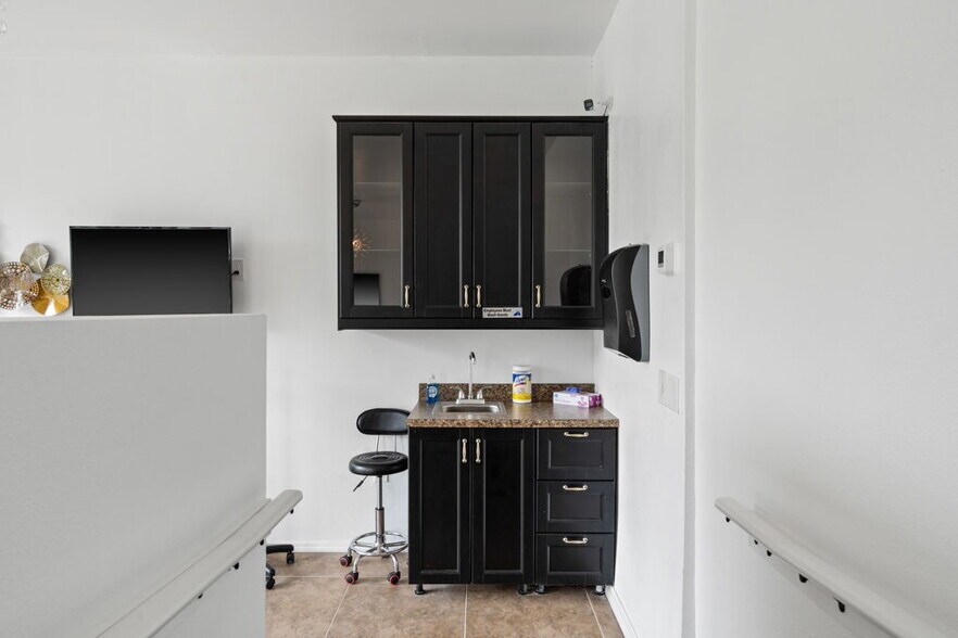 More Photos Of 3800 26th St W, Bradenton Medical For Sale