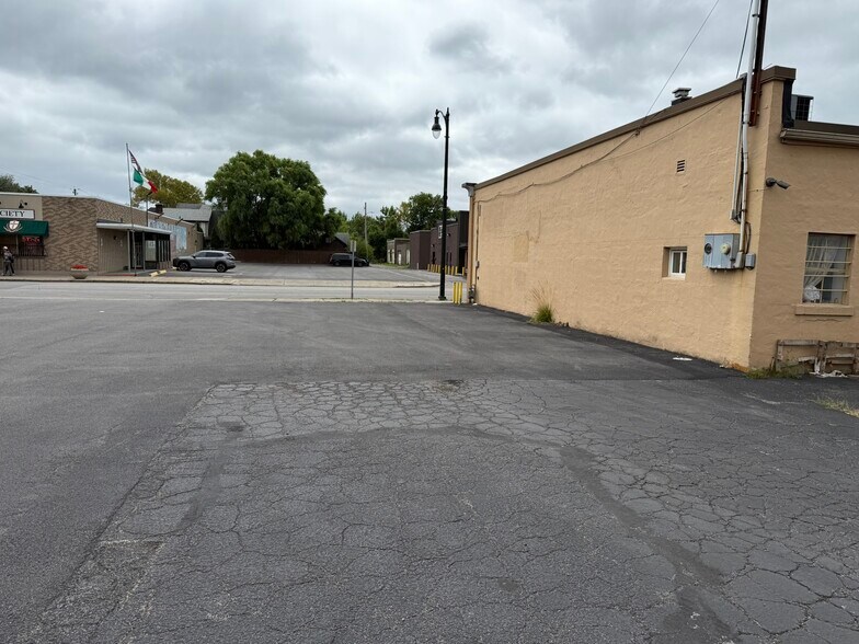 More Photos Of 2230 Pine Ave, Niagara Falls Office For Lease