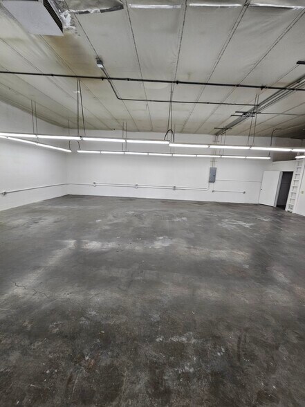 More Photos Of 9555 Owensmouth Ave, Chatsworth Warehouse For Lease
