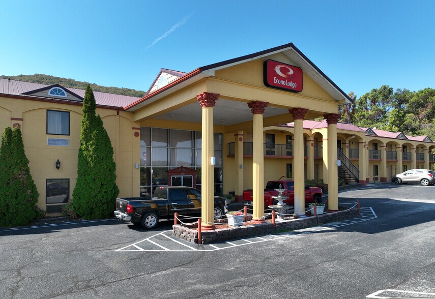 More Photos Of 1507 N Tibbs Rd, Dalton Hotel For Sale