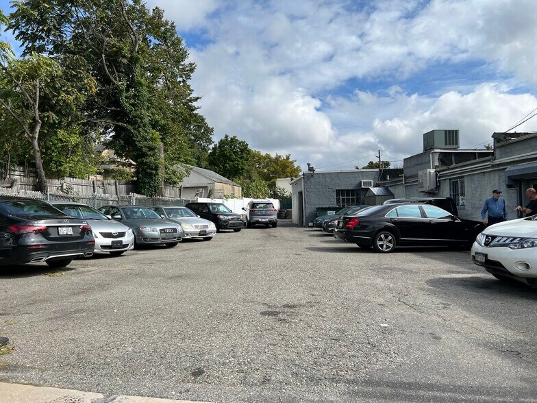 More Photos Of 195 Northern Blvd, Great Neck Auto Dealership For Lease