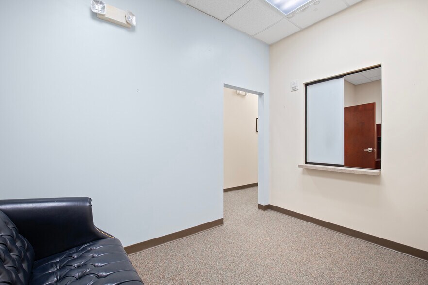 More Photos Of 7065 Westpointe Blvd, Orlando Office For Sale