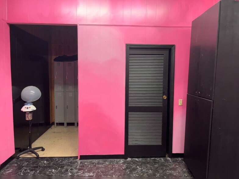 More Photos Of 1906 Parental Home Rd, Jacksonville Storefront For Sale