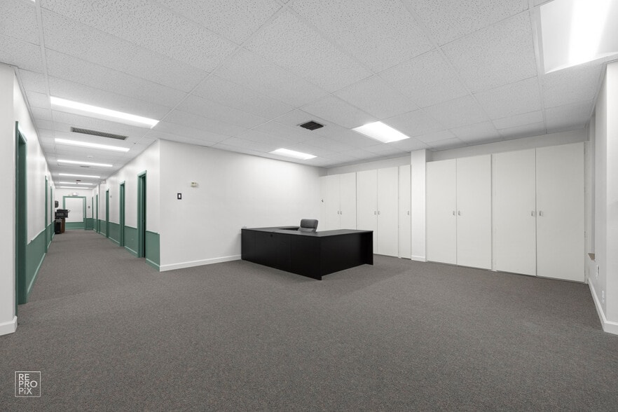 More Photos Of 223 Interstate Rd, Addison Light Manufacturing For Sale