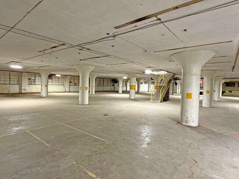 More Photos Of 500 S Front St, Memphis Warehouse For Lease