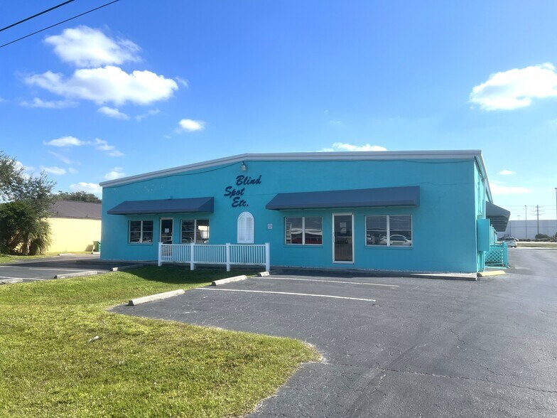 More Photos Of 1312 Market Cir, Port Charlotte Showroom For Lease