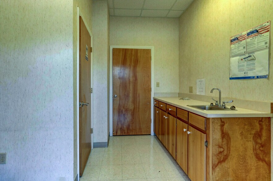 More Photos Of 247 W Kings Hwy, Eden Storefront Retail Office For Sale