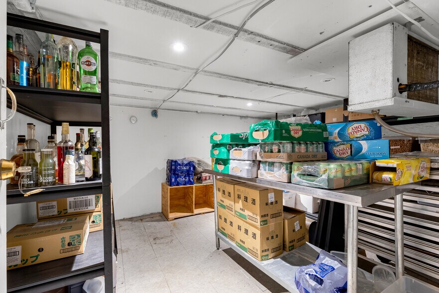 More Photos Of 284-288 Laurier O, Montréal Storefront Retail Residential For Lease