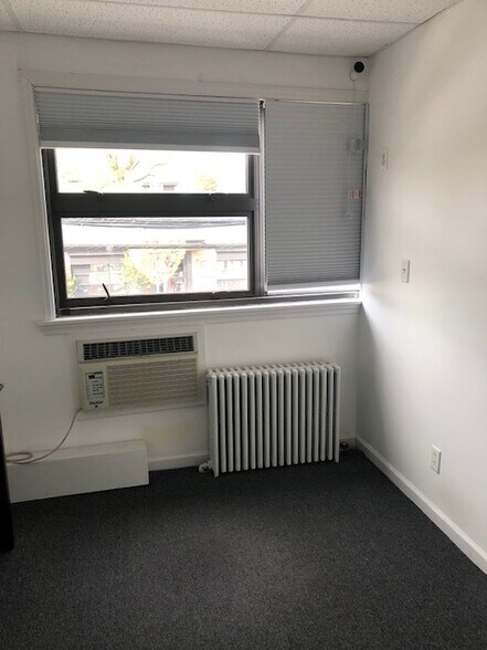 More Photos Of 860-864 Willis Ave, Albertson Storefront Retail Office For Lease