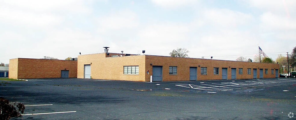 More Photos Of 5500 N Tryon St, Charlotte Schools For Lease