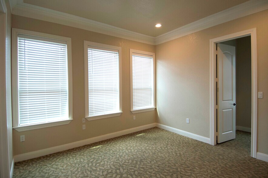 More Photos Of 1150 Bromberg St, Mineola Office For Lease