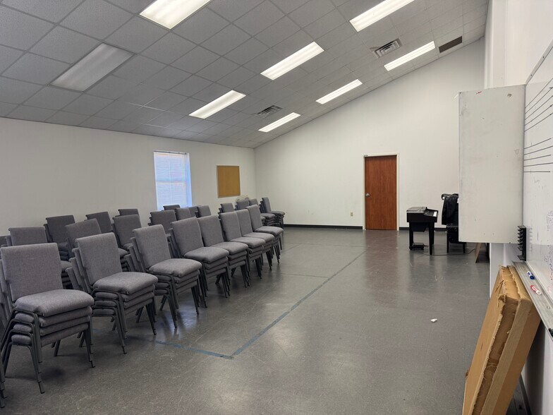 More Photos Of 2045 SE Green Oaks Blvd, Arlington Religious Facility For Lease