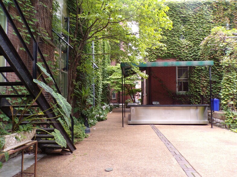 More Photos Of 1808 S 9th St, Saint Louis Freestanding For Sale