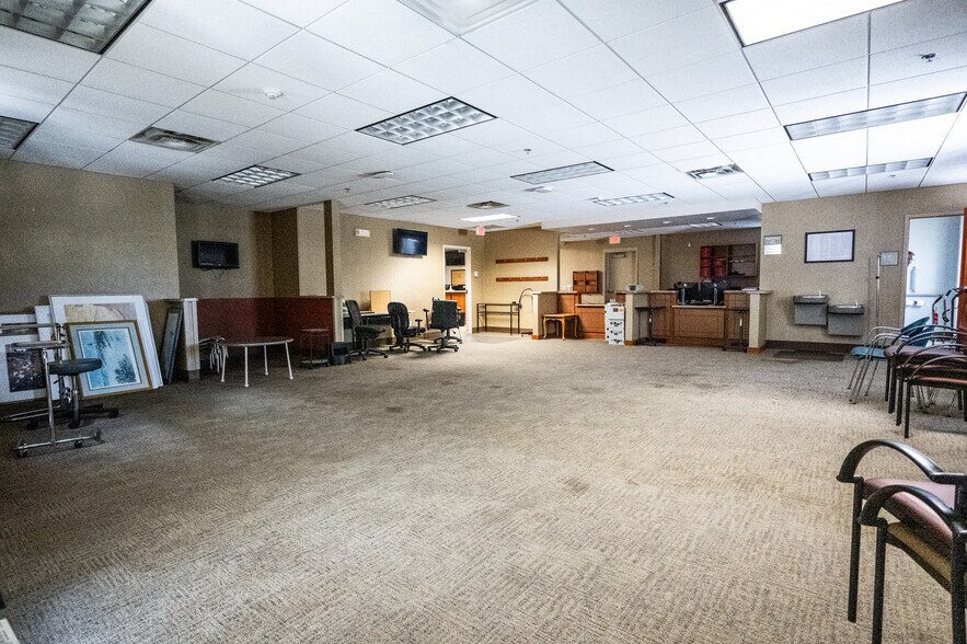 More Photos Of 850 Dickman Rd, Des Moines Medical For Lease