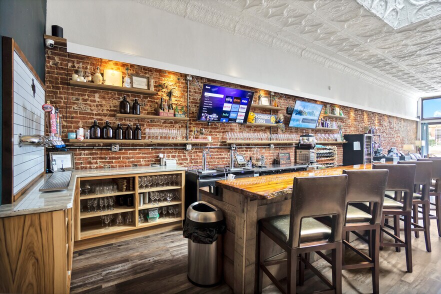 More Photos Of 1136 Main St, Commerce General Retail For Sale