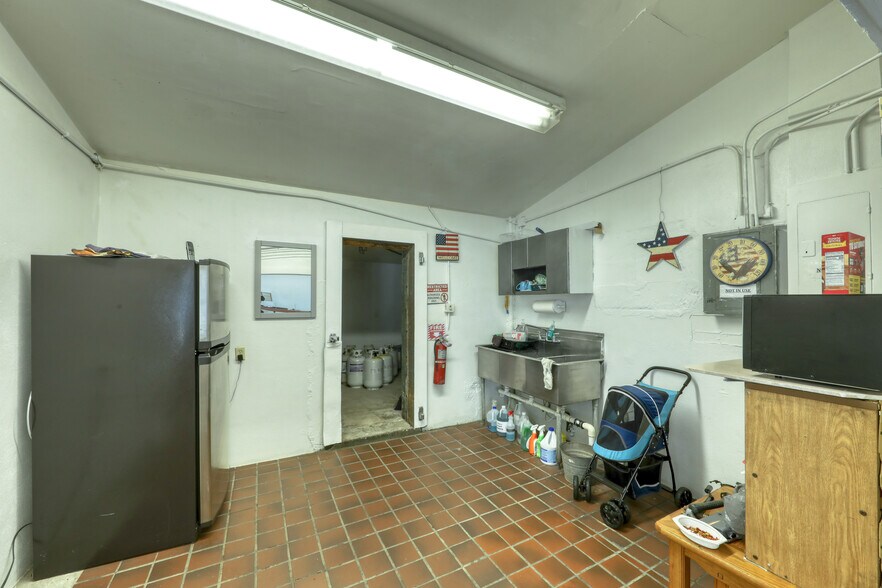 More Photos Of 1400 N Hercules Ave, Clearwater Convenience Store For Sale