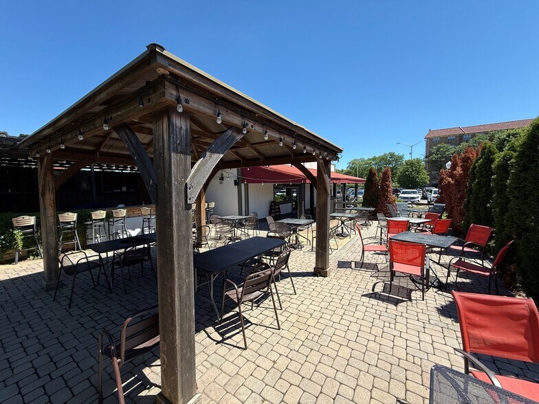 More Photos Of 210 Cedar St, St Charles Restaurant For Lease