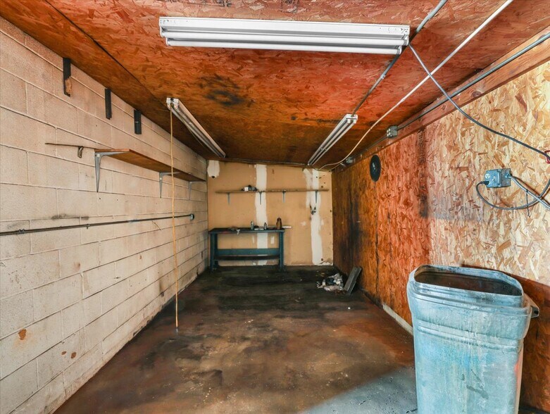 More Photos Of 2701 Pocola blvd, Pocola Warehouse For Sale