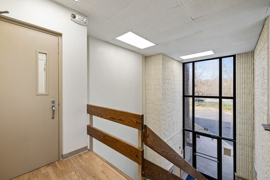 More Photos Of 19 Squadron Blvd, New City Office For Lease