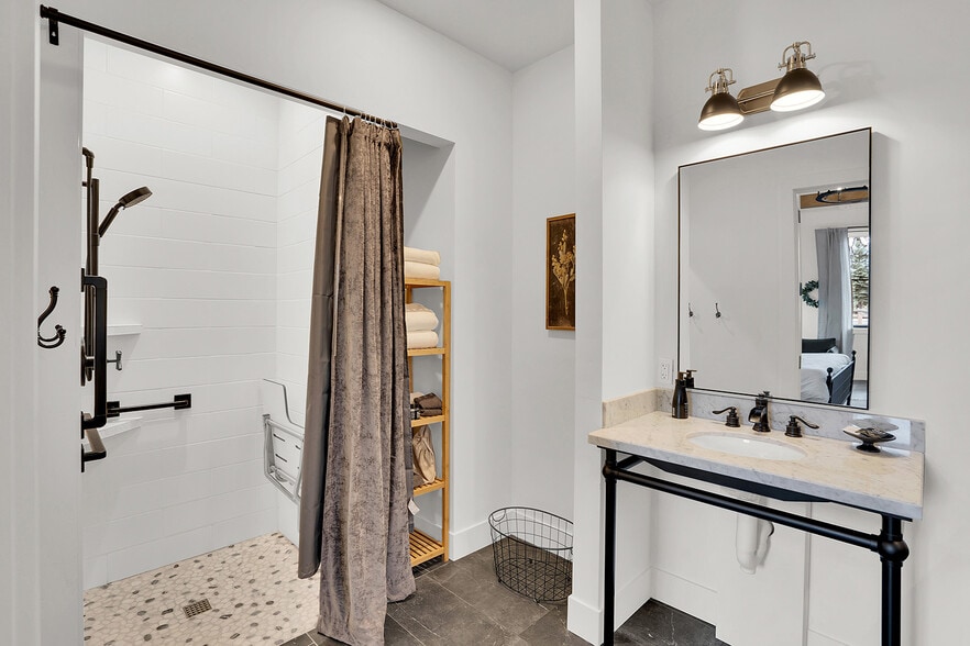 More Photos Of 560 E Main Ave, Sisters Hotel For Sale