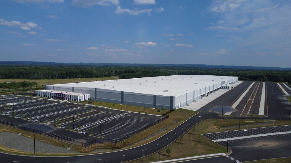 More Photos Of 695 E Hartford Blvd N, East Hartford Distribution For Lease