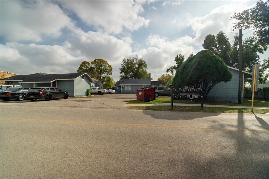 More Photos Of 13928 Bandera St, Houston Apartments For Sale