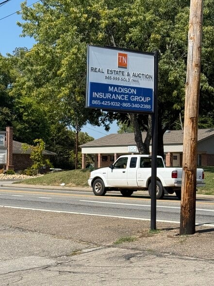 More Photos Of 1004 W Broadway Ave, Maryville Office For Lease