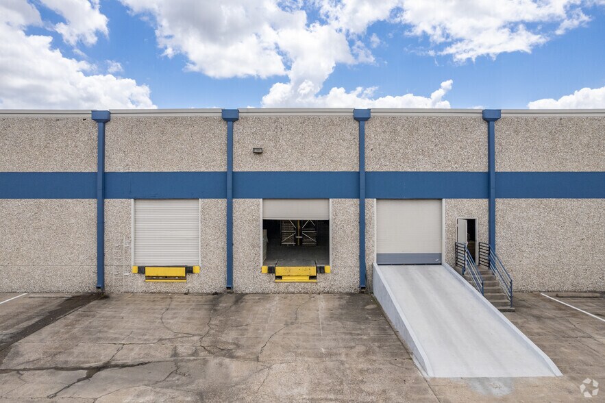 More Photos Of 4949 Blalock Rd, Houston Warehouse For Lease