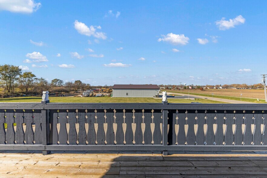 More Photos Of 645 E Lasalle St, Somonauk Showroom For Lease