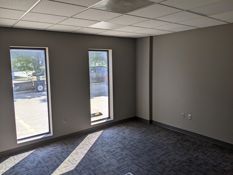 More Photos Of 2330 NE Independence Ave, Lee's Summit Warehouse For Sale