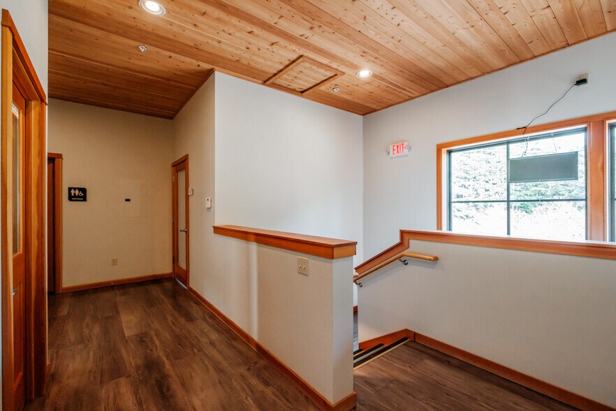 More Photos Of 755 SE College Way, Newport General Retail For Sale