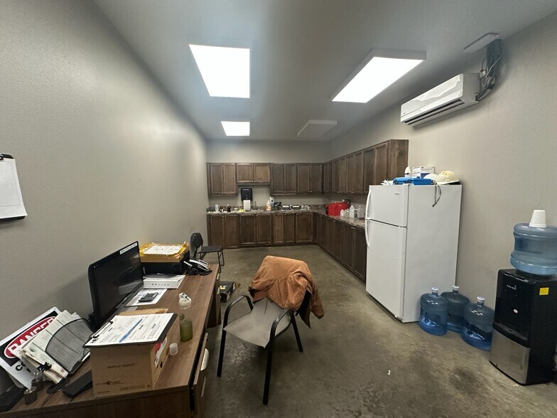 More Photos Of 1051 Aqua Dr, Haughton Distribution For Sale