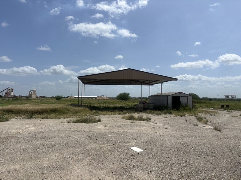 More Photos Of 94600 I-37, Pleasanton Warehouse For Lease