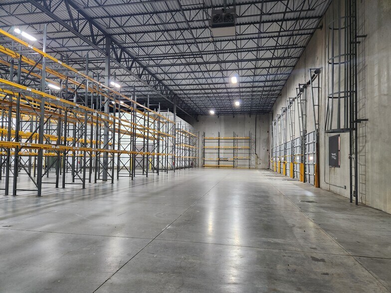 More Photos Of 450 Horizon Dr, Suwanee Warehouse For Lease