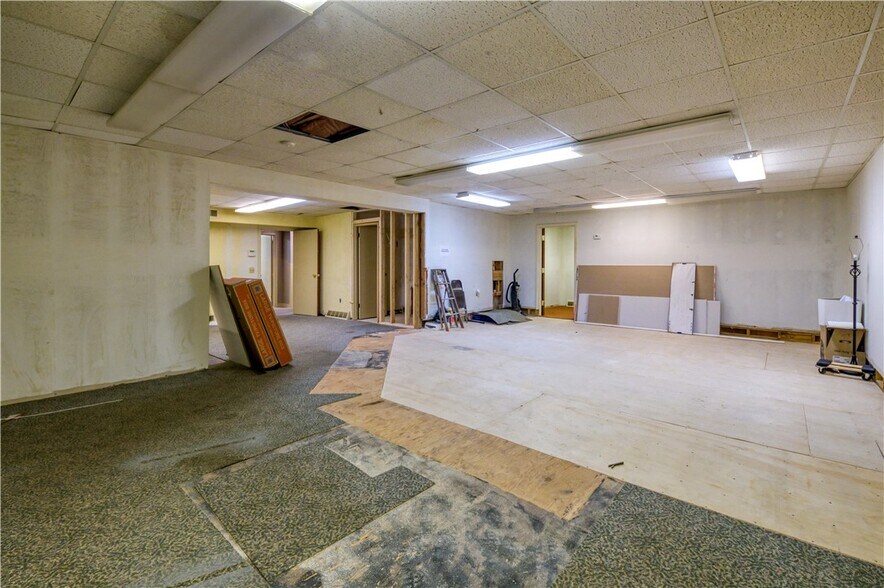 More Photos Of 111 W Pine Grove Rd, Fair Play Office For Sale