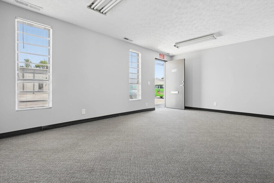 More Photos Of 3723-3871 April Ln, Columbus Light Distribution For Lease