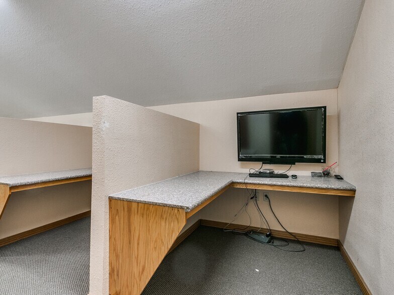 More Photos Of 2124 S Shadowlake, Oklahoma City Medical For Lease