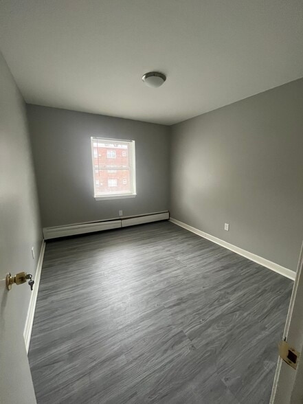 More Photos Of 23 Marshall St, Hartford Apartments For Sale