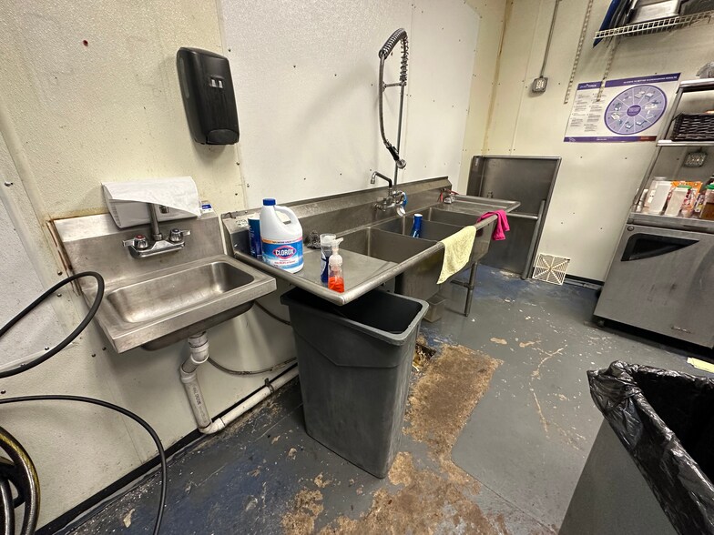 More Photos Of 105 S 3rd St, Rogers Restaurant For Lease