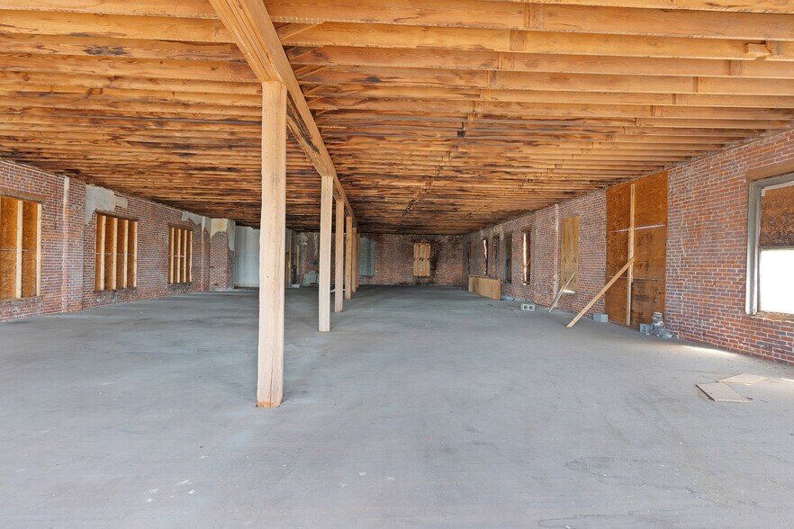 More Photos Of 214-216 N Liberty St, Jackson Storefront Retail Office For Lease